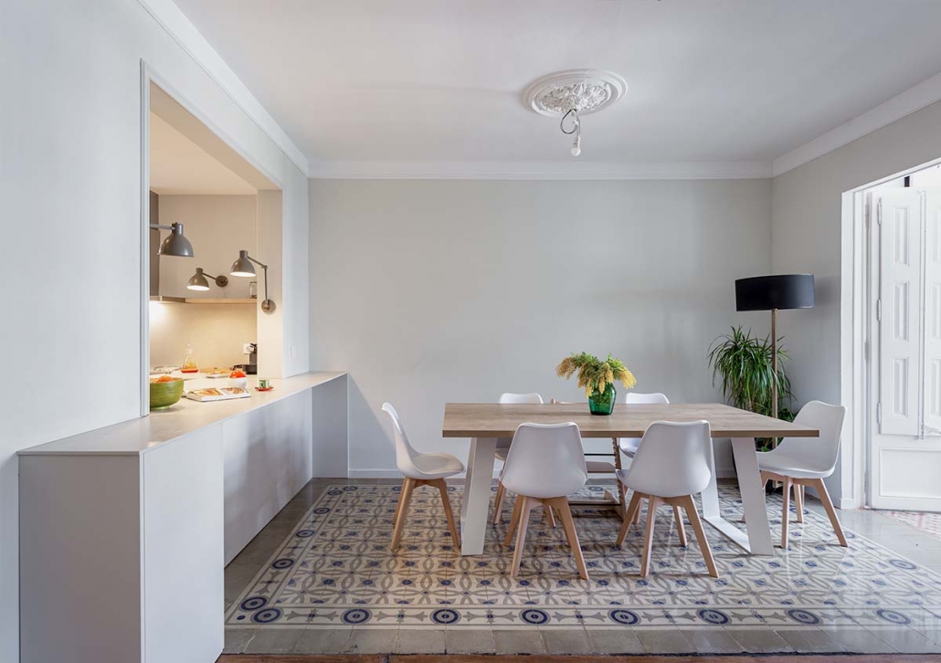 Salón luminoso reformado con estilo cálido